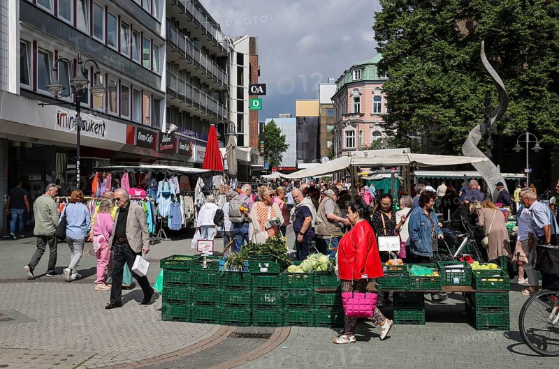 Bottrop, North Rhine-Westphalia, Germany, Many people on market day in the city centre, in the Hochstraße at the Kirchplatz. Hochstraße is the main shopping street in the pedestrian zone, Europe