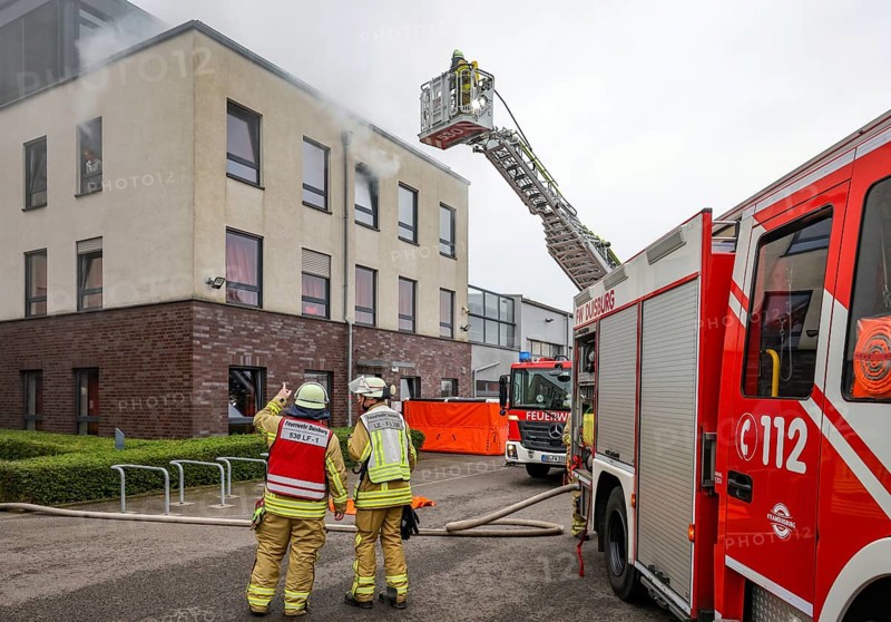 Duisburg, North Rhine-Westphalia, Germany, firefighting exercise, people are rescued from a burning flat. Press event: Federal Chancellor Olaf Scholz visits fire engine 530 of the Duisburg volunteer fire brigade at fire and rescue station 5 in Homberg. Together with a firefighting unit of the professional fire brigade, the firefighting school is also housed there, Europe