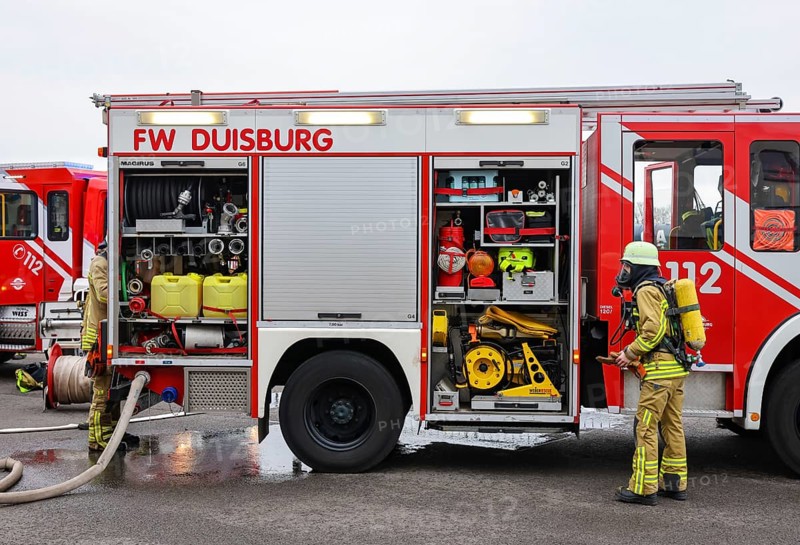 Duisburg, North Rhine-Westphalia, Germany, firefighting exercise, people are rescued from a burning flat. Firefighter returns to the fire engine after the operation. Press event: Federal Chancellor Olaf Scholz visits Fire Engine 530 of the Duisburg Volunteer Fire Brigade at Fire and Rescue Station 5 in Homberg. Together with a training unit of the professional fire brigade, the fire brigade school is also housed there, Europe
