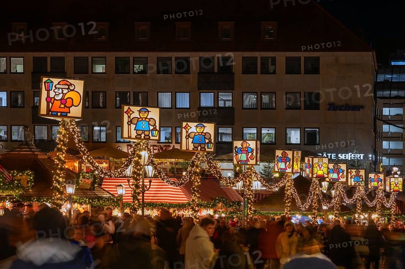 Christkindlesmarkt with Christmas lights in the evening, Hauptmarkt, Nuremberg, Middle Franconia, Bavaria, Germany, Europe