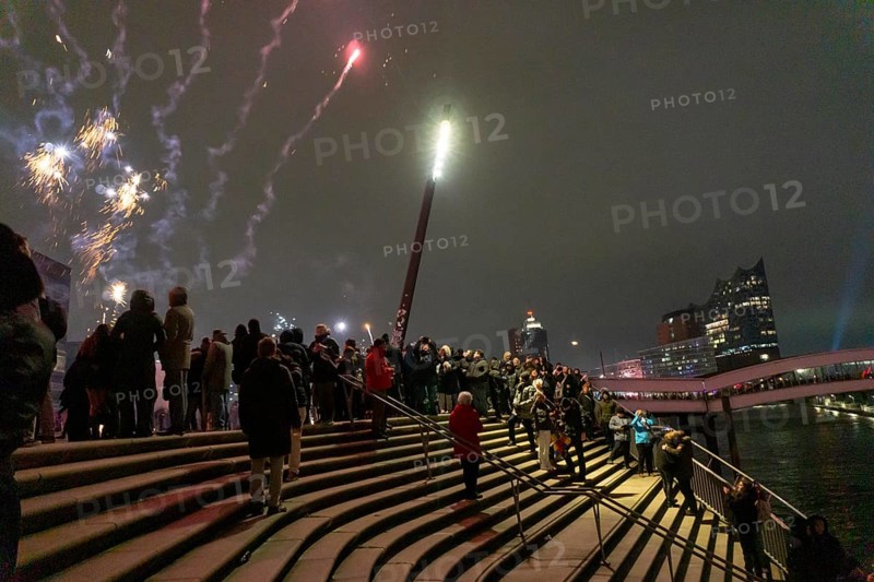 New Year's Eve 2025 on the Elbe promenade in Hamburg, at the harbour, on the Elbe, fire brigade of many thousands of people, Jan Fedder Promenade