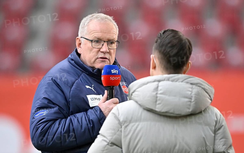 Chairman of the Board Managing Director Holger Sanwald 1. FC Heidenheim 1846 FCH Portrait in interview Microphone Micro Logo SKY WWK Arena, Augsburg, Bavaria, Germany, Europe