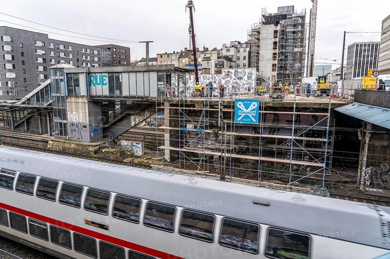 Conversion and refurbishment of Düsseldorf-Wehrhahn S-Bahn station, extensive work on platforms, tracks, station building, in some cases considerable temporary restrictions for passengers, rail replacement service by bus, North Rhine-Westphalia, Germany, Europe