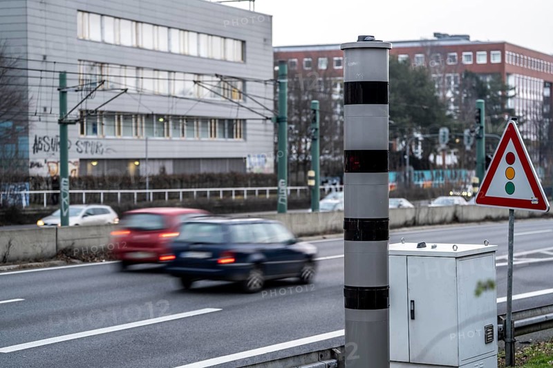 New speed camera on the A40 motorway, in the direction of Dortmund, at the Essen-Zentrum exit, where a speed limit of 60 km/h applies during the day to prevent high levels of nitrogen pollution for local residents, as specified in the Clean Air Plan, Essen, North Rhine-Westphalia, Germany, Europe