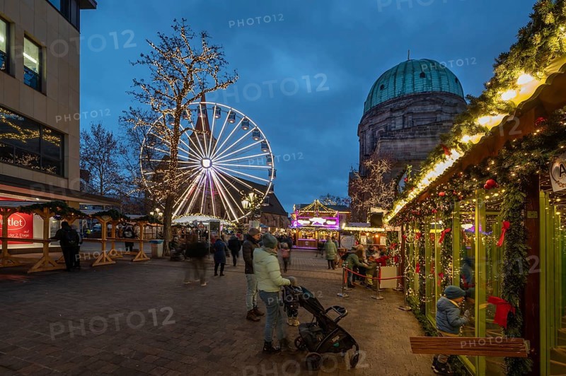 Ferris wheel at the winter village, Christmas market at dusk, St Elisabeth's Church on the right, Jakobsplatz, Nuremberg, Middle Franconia, Bavaria, Germany, Europe