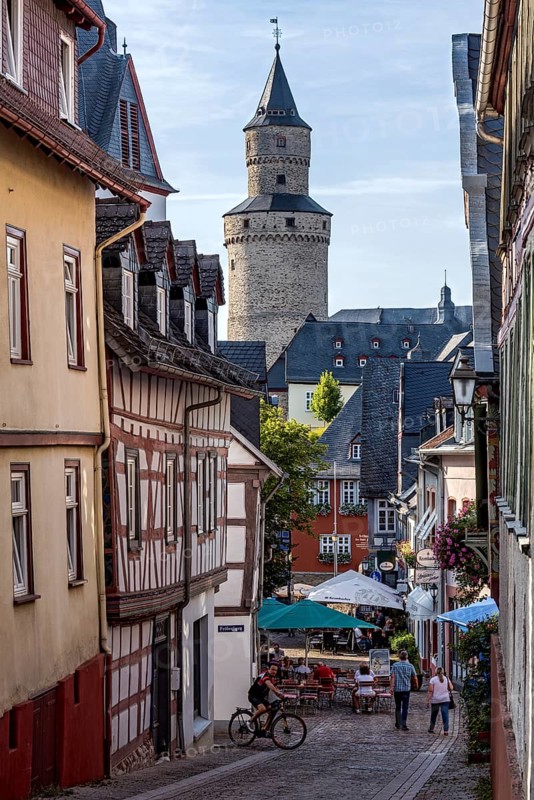 Obergasse with alleyway restaurant, witch tower keep at the back, butter barrel tower, historic old town, Idstein, Rheingau Taunus district, German Half-Timbered Road, Hesse, Germany, Europe