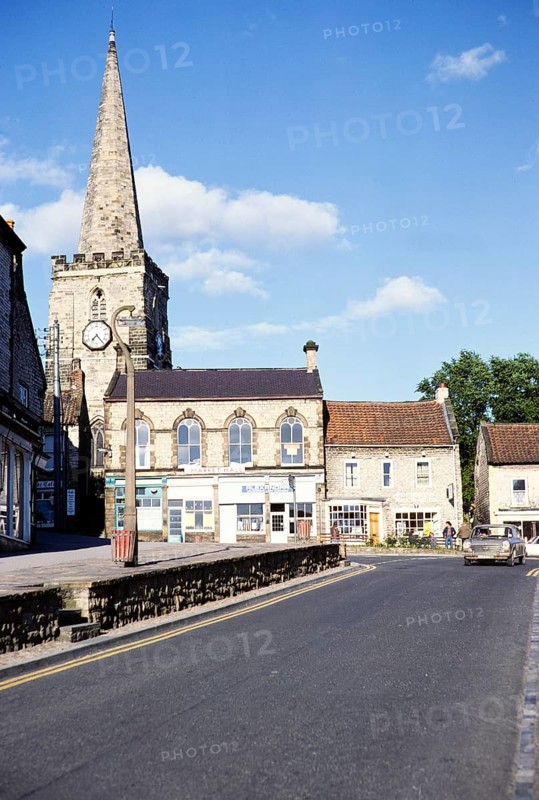 Gebäude auf dem Marktplatz im Stadtzentrum, Pickering, Yorkshire, England, UK Juni 1979 Kirche St. Peter und Paul
