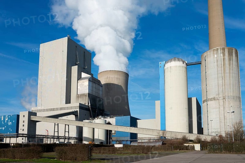 Large industrial plant with several chimneys and smoke in front of a blue sky, coal-fired power plant, hard coal-fired power plant, Mehrum, Peine district, Lower Saxony, Germany, Europe