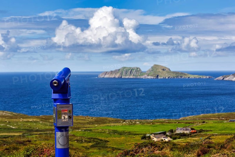 Viewpoint with blue telescope, coin-operated telescope on the coast, rocky islands on the horizon, panoramic road Skellig Ring, Portmagee, Iveragh Peninsula, Kerry, Ireland, Europe