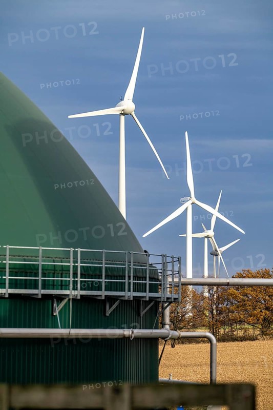 Biogas plant, the gas is produced from various biomass, including waste from the food industry, the electricity is generated in combined heat and power plants with the biogas produced and fed into the grid, the heat is sent to 70 households via a local heating network, part of the gas is processed and fed into the Thyssengas gas network, Anröchte, North Rhine-Westphalia, Germany, Europe