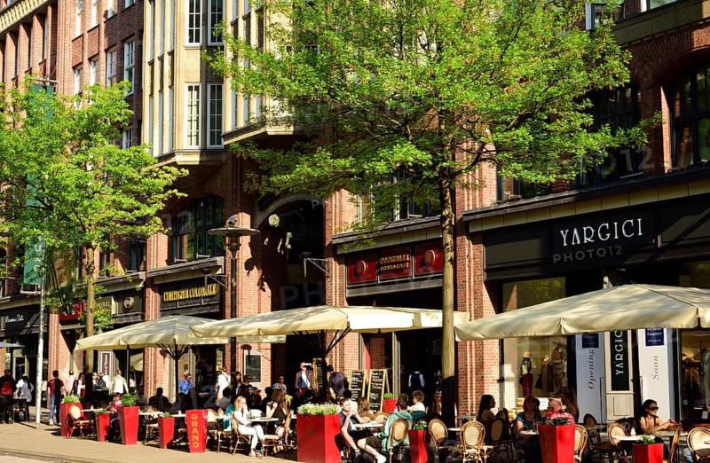 Hamburg, City, Mönckebergstraße, shops, street cafe, Levantehaus