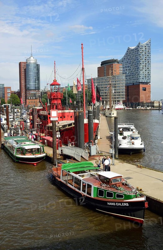 Europe, Germany, Hamburg, Elbe, HafenCity, Kehrwiederspitze, Columbus Haus, Hanseatic Trade Centre (HTC), glass facade, rotunda, Elbe Philharmonic Hall, historic lightship, now restaurant and hotel, Hamburg, Hamburg, Federal Republic of Germany, Europe
