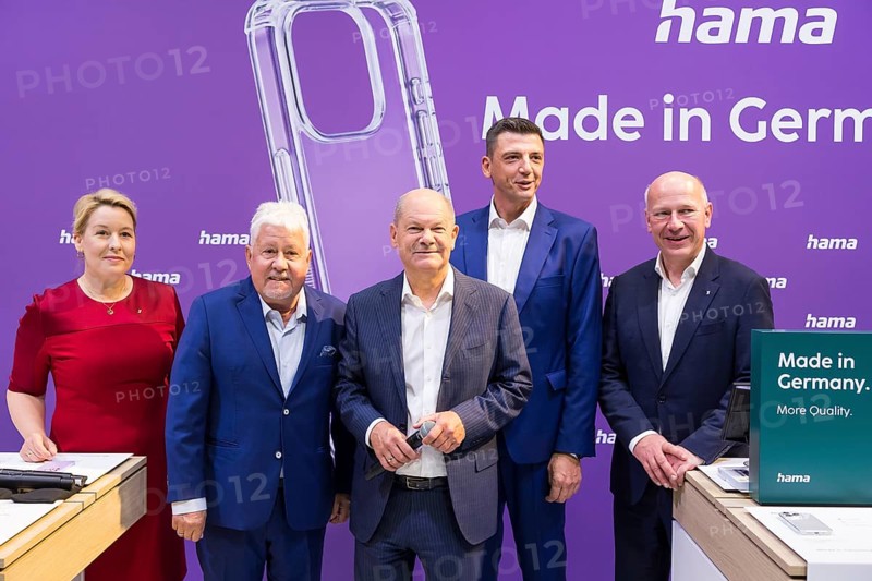 Franziska Giffey (Senator for Economics, Energy and Public Enterprises and Mayor of Berlin, SPD), Olaf Scholz (Chancellor of the Federal Republic of Germany, SPD) and Kai Wegner (Governing Mayor of Berlin, CDU) at the hama stand during the press tour of the IFA (Internationale Funkausstellung) exhibition on the exhibition grounds, Berlin, 06/09/2024