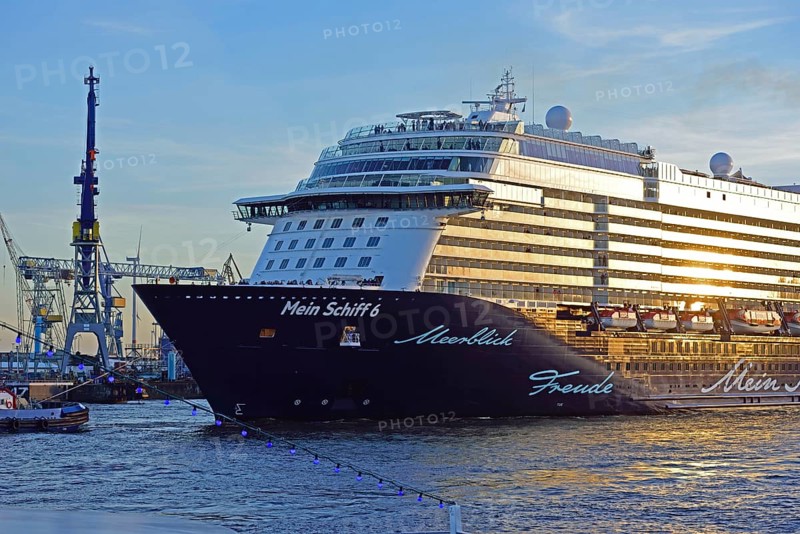 Europe, Germany, Hamburg, Elbe, passenger ship, Mein Schiff 6, arriving, left floating dock, evening light, Hamburg, Hamburg, Federal Republic of Germany, Europe