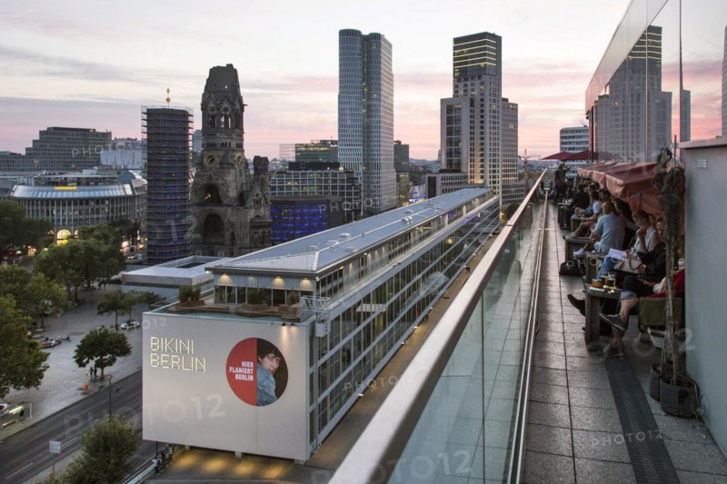 From the roof terrace of the 25hours Hotel, visitors have a panoramic view of Berlin's City West with the Bikini shopping mall, the Gedächtniskirche, the Waldorf Astoria Hotel and the Upper West Tower, 25/09/2016