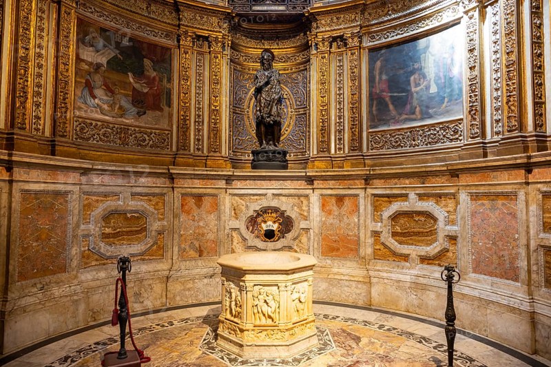 Interior of colorful marble decoration, Siena Cathedral or Cattedrale di Santa Maria Assunta, Siena, Tuscany, Italy, Europe