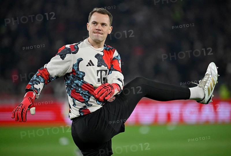 Warm-up training, stretching, stretching, goalkeeper Manuel Neuer FC Bayern Munich FCB (01) MHPArena, MHP Arena Stuttgart, Baden-Württemberg, Germany, Europe