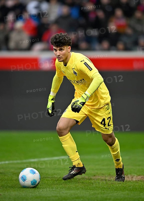 Goalkeeper Tiago Pereira Cardoso Borussia Mönchengladbach BMG (42) Action on the ball Voith-Arena, Heidenheim, Baden-Württemberg, Germany, Europe