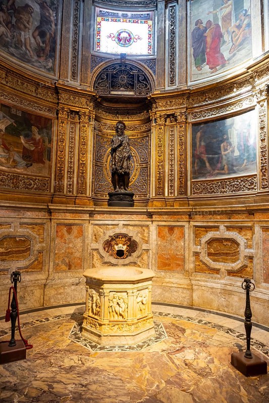 Interior of colorful marble decoration, Siena Cathedral or Cattedrale di Santa Maria Assunta, Siena, Tuscany, Italy, Europe