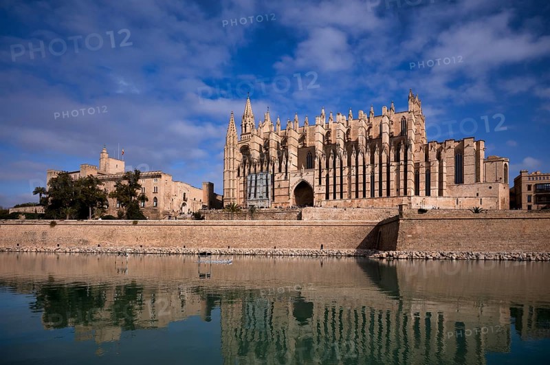 Palau Reial, Royal Palace La Almudaina and La Seu, Basilica de Santa Maria, Cathedral of St Mary, Reflection, Palma de Majorca, Majorca, Balearic Islands, Balearic Islands, Spain, Europe
