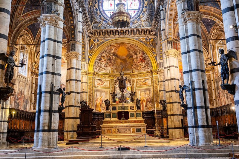 Interior with striped columns and decorated ceiling, Siena Cathedral or Cattedrale di Santa Maria Assunta, Siena, Tuscany, Italy, Europe