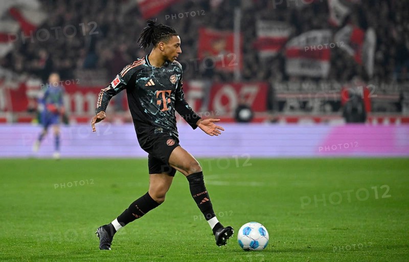 Michael Olise FC Bayern Munich FCB (17) Action on the ball MHPArena, MHP Arena Stuttgart, Baden-Württemberg, Germany, Europe