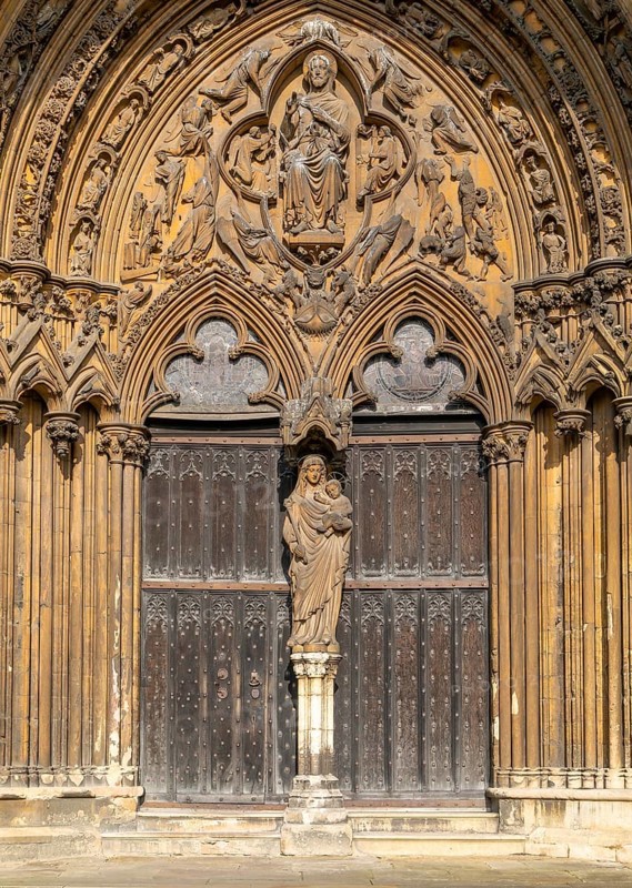 Statue of Mary and baby Jesus in doorway, The Judgement Porch, Lincoln Cathedral, Lincoln, Lincolnshire, England, UK