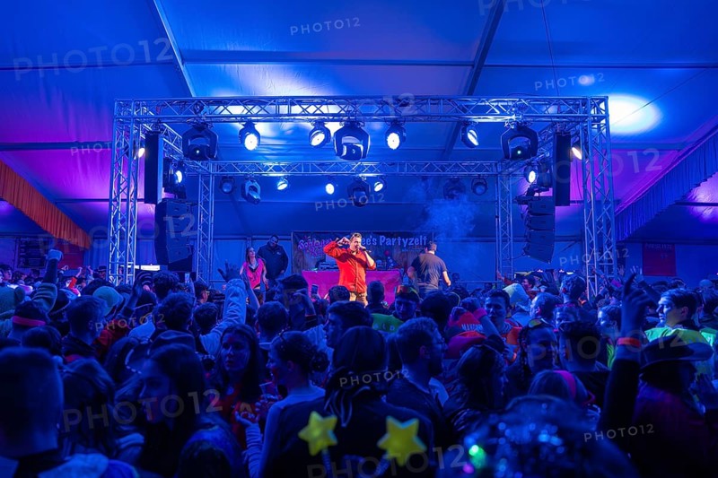 Schlagerkönig Tobee, A stage with blue lighting in a party tent full of celebrating people, carnival, Schlagerkuchen Donzdorf, district of Göppingen, Germany, Europe