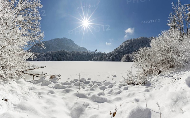 Freibergsee in winter, near Oberstdorf, behind it the Himmelschrofen, 1791m, and the Heini-Klopfer ski jump, Allgäu Alps, Oberallgäu, Allgäu, Bavaria, Germany, Europe
