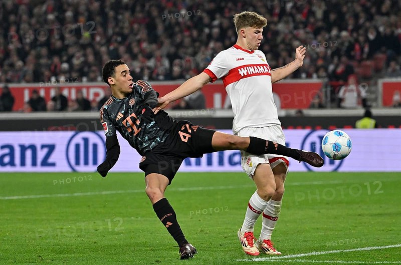 Jamal Musiala FC Bayern Munich FCB (42) against Finn Jeltsch VfB Stuttgart (29) MHPArena, MHP Arena Stuttgart, Baden-Württemberg, Germany, Europe