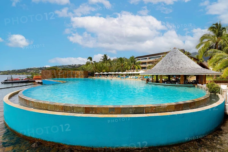 Beach bar, infinity pool, Te Moana Tahiti Resort, hotel, Tahiti-Nui, Tahiti, Society Islands, Leeward Islands, French Polynesia, Oceania
