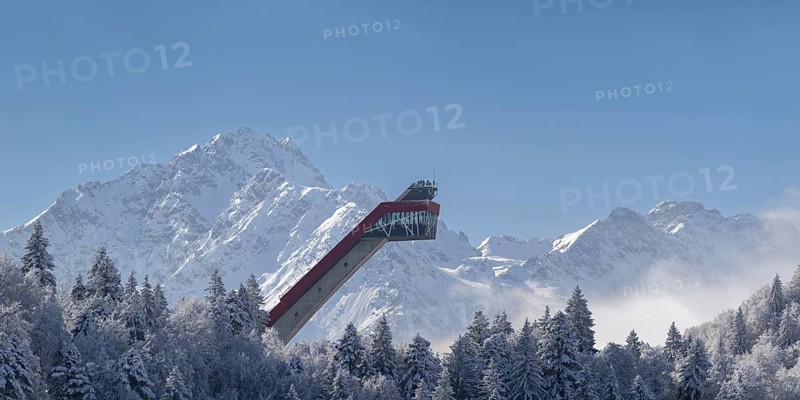 Mountain panorama over the Freibergsee in winter, near Oberstdorf, behind the Heini-Klopfer ski jump, Allgäu Alps, Oberallgäu, Allgäu, Bavaria, Germany, Europe