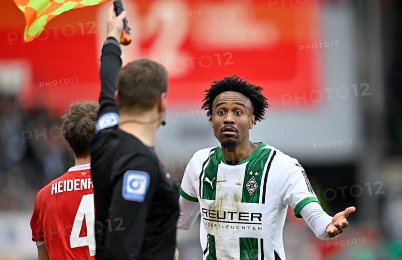 Nathan Ngoumou Borussia Mönchengladbach BMG (19) looks in disbelief at linesman assistant referee for offside, flag, gesture gesture Voith-Arena, Heidenheim, Baden-Württemberg, Germany, Europe