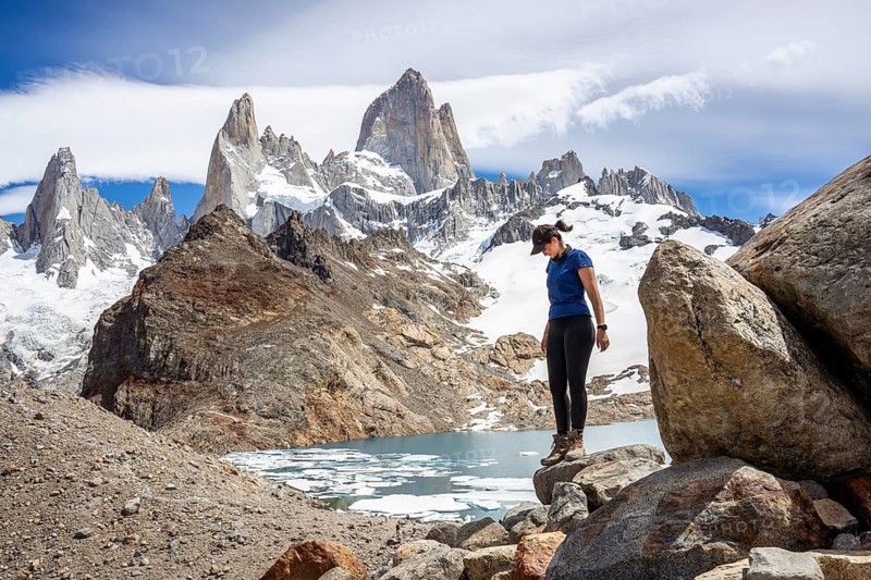 Young woman in front of lagoon de los Tres and mount Fitz Roy, Laguna de los Tres Trail, Mount Fitz Roy, El Chaltén, Santa Cruz Province, Argentina, South America