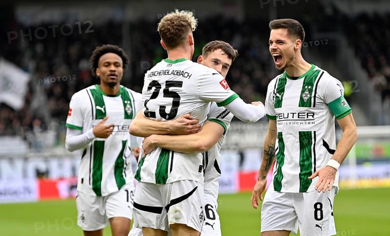 Goal celebration Nathan Ngoumou Borussia Mönchengladbach BMG (19) Robin Hack Borussia Mönchengladbach BMG (25) Philipp Sander Borussia Mönchengladbach BMG (16) Julian Weigl Borussia Mönchengladbach BMG (08) Voith-Arena, Heidenheim, Baden-Württemberg, Germany, Europe