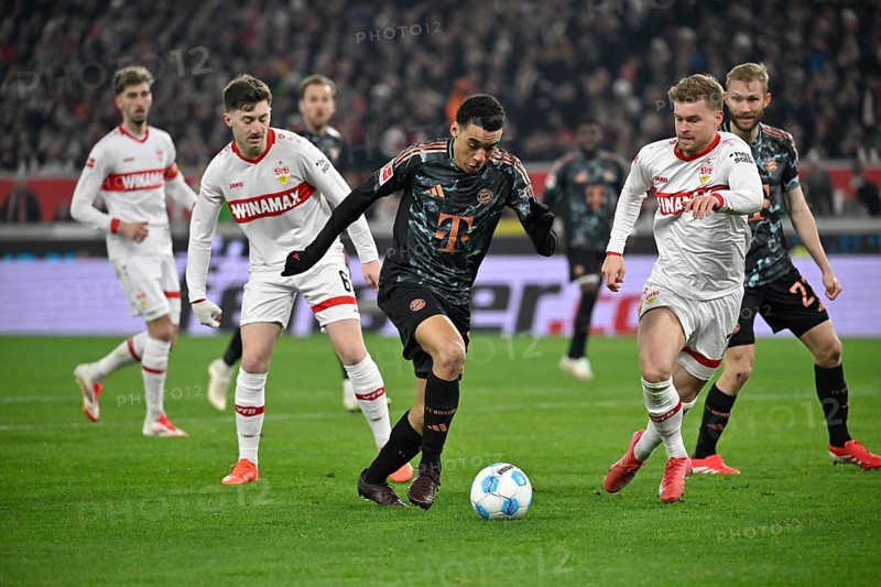 Jamal Musiala FC Bayern Munich FCB (42) Action on the ball against Maximilian Mittelstädt VfB Stuttgart (07) Angelo Stiller VfB Stuttgart (06) MHPArena, MHP Arena Stuttgart, Baden-Württemberg, Germany, Europe