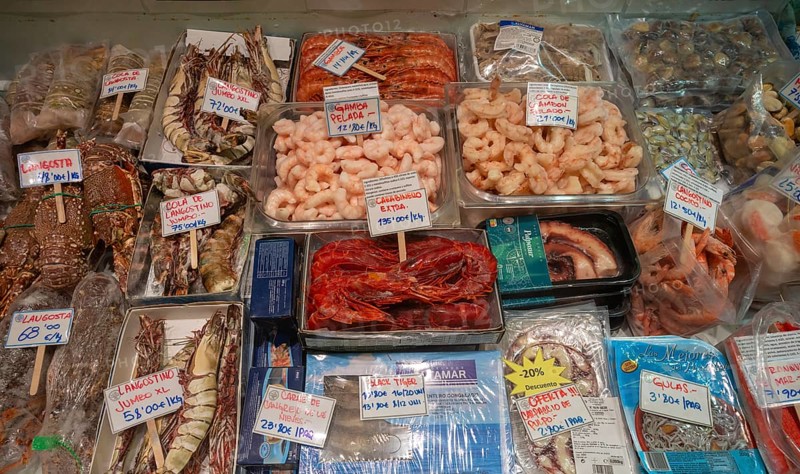 Display of crayfish, langoustines, prawns, shrimps, squid, crustaceans, seafood. Fish, Fishmonger, Interior view, Market hall, Mercat de l'Olivar, Palma de Majorca, Majorca, Balearic Islands, Balearic Islands, Spain, Europe