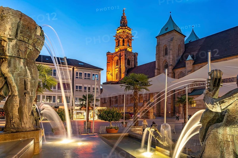 The Kilianskirche church and the Comedians' Fountain at dusk, Heilbronn, Baden-Württemberg, Germany, Europe