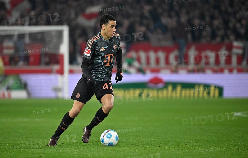 Jamal Musiala FC Bayern Munich FCB (42) Action on the ball MHPArena, MHP Arena Stuttgart, Baden-Württemberg, Germany, Europe