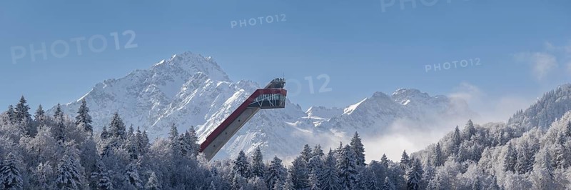 Mountain panorama over the Freibergsee in winter, near Oberstdorf, behind the Heini-Klopfer ski jump, Allgäu Alps, Oberallgäu, Allgäu, Bavaria, Germany, Europe