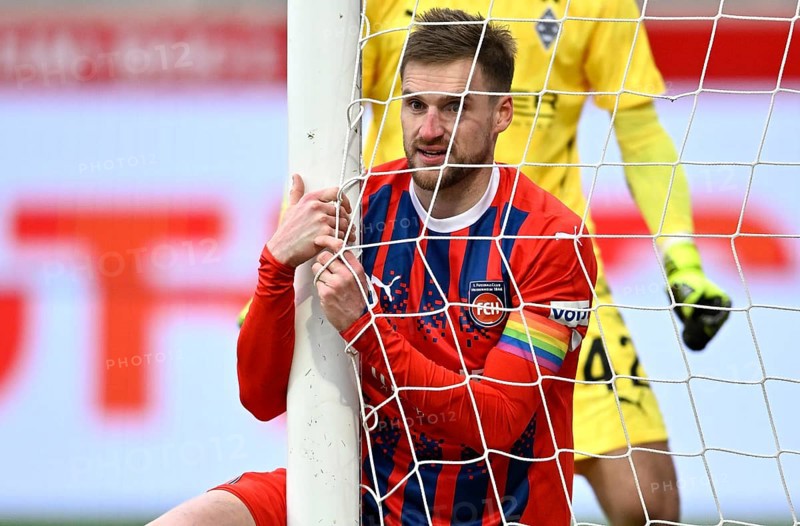 Patrick Mainka 1. FC Heidenheim 1846 FCH (06) behind goal net disappointed after missed chance, behind goalkeeper Tiago Pereira Cardoso Borussia Moenchengladbach BMG (42) gesture gesture Voith-Arena, Heidenheim, Baden-Württemberg, Germany, Europe