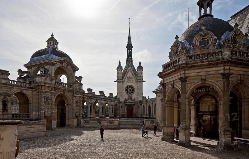 Chantilly, Chateau-de-Chantilly, château park, cour d'honneur to the south, left courtyard arcades with gate of honour, centre château chapel, right entrance pavilion