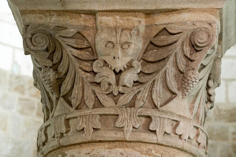 Neuvy-Saint-Sépulchre, collegiate church of St-Jacques, rotunda, column capital, leaf capital with mythical creatures