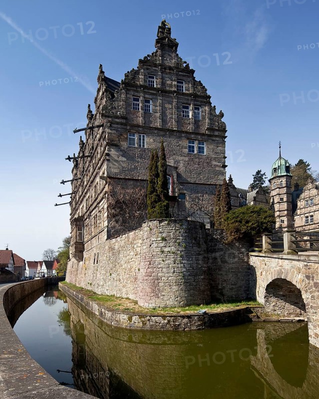 Hämelschenburg b Hameln Castle of the Klencke family 75123 South wing 1597-99 right north-west stair tower and north wing 1588 partial view