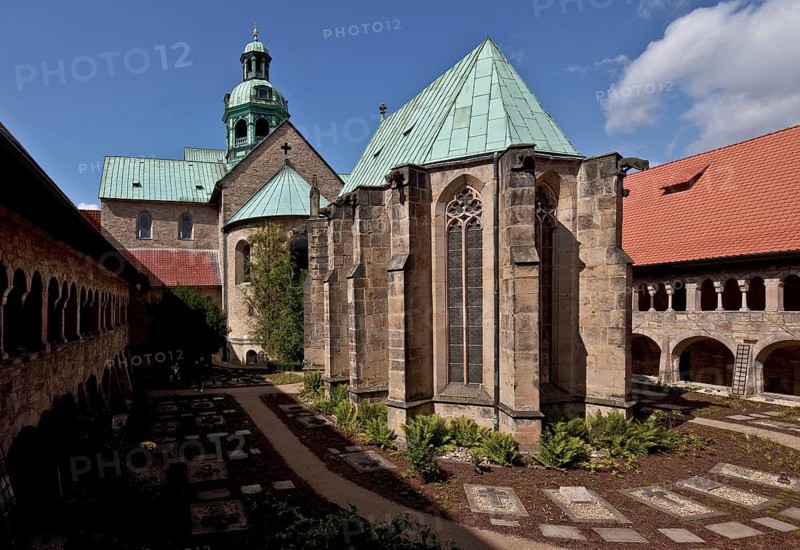 Hildesheim Cathedral 71792 Cloister courtyard from east-south-east with Annenkapelle behind it Cathedral apse with THOUSAND-YEAR-OLD ROSENSTOCK