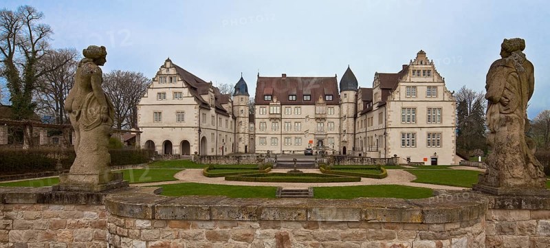 Schwöbber near Hamelin, Castle of the von Münchhausen family, 75058 View from the east Beg 1570 by Cord Tönnis Left wing from 1588 Right wing 1602-04 Baroque garden from 1922