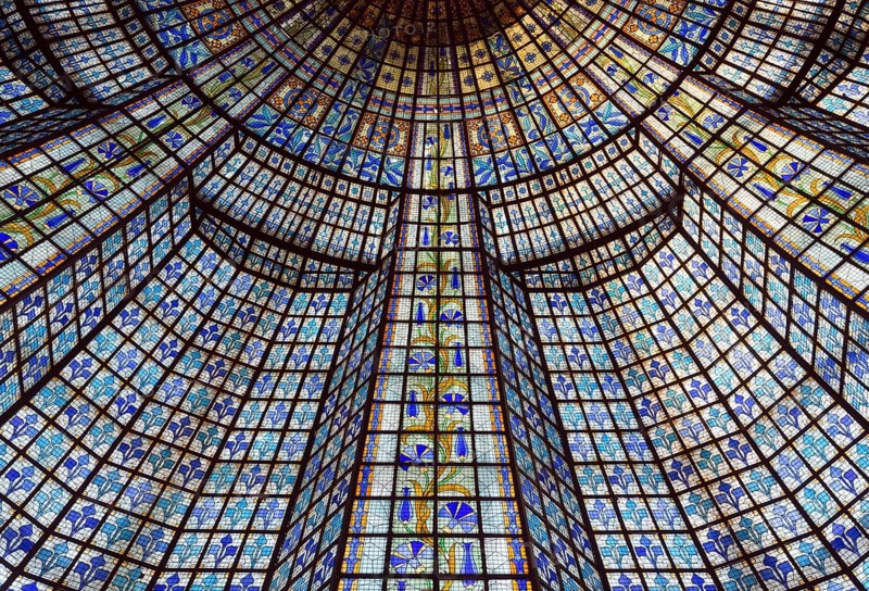 Restaurant on the upper floor, dome