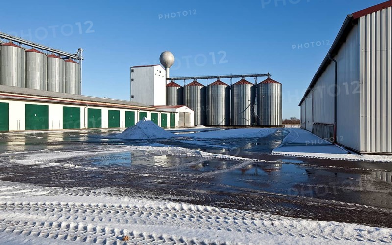 Beesenstedt Saalekreis large farm in winter 79554a built at the end of the 20th century in the background round metal silos and spherical water tower of Hungarian design