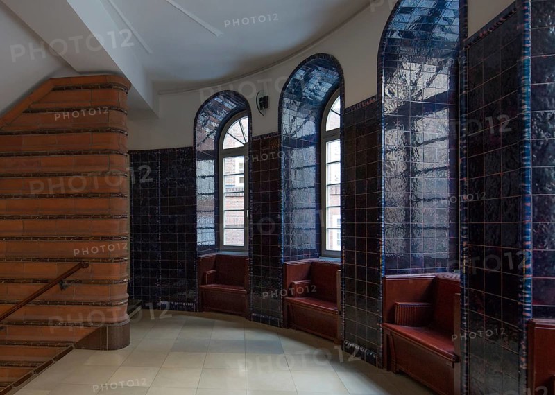 Hamburg Kontorhaus CHILEHAUS, built 1922-24 by Fritz Höger, staircase between ground floor and first floor, reverse landing with seating