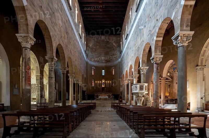 Lucca, San Frediano, view to the west towards the choir